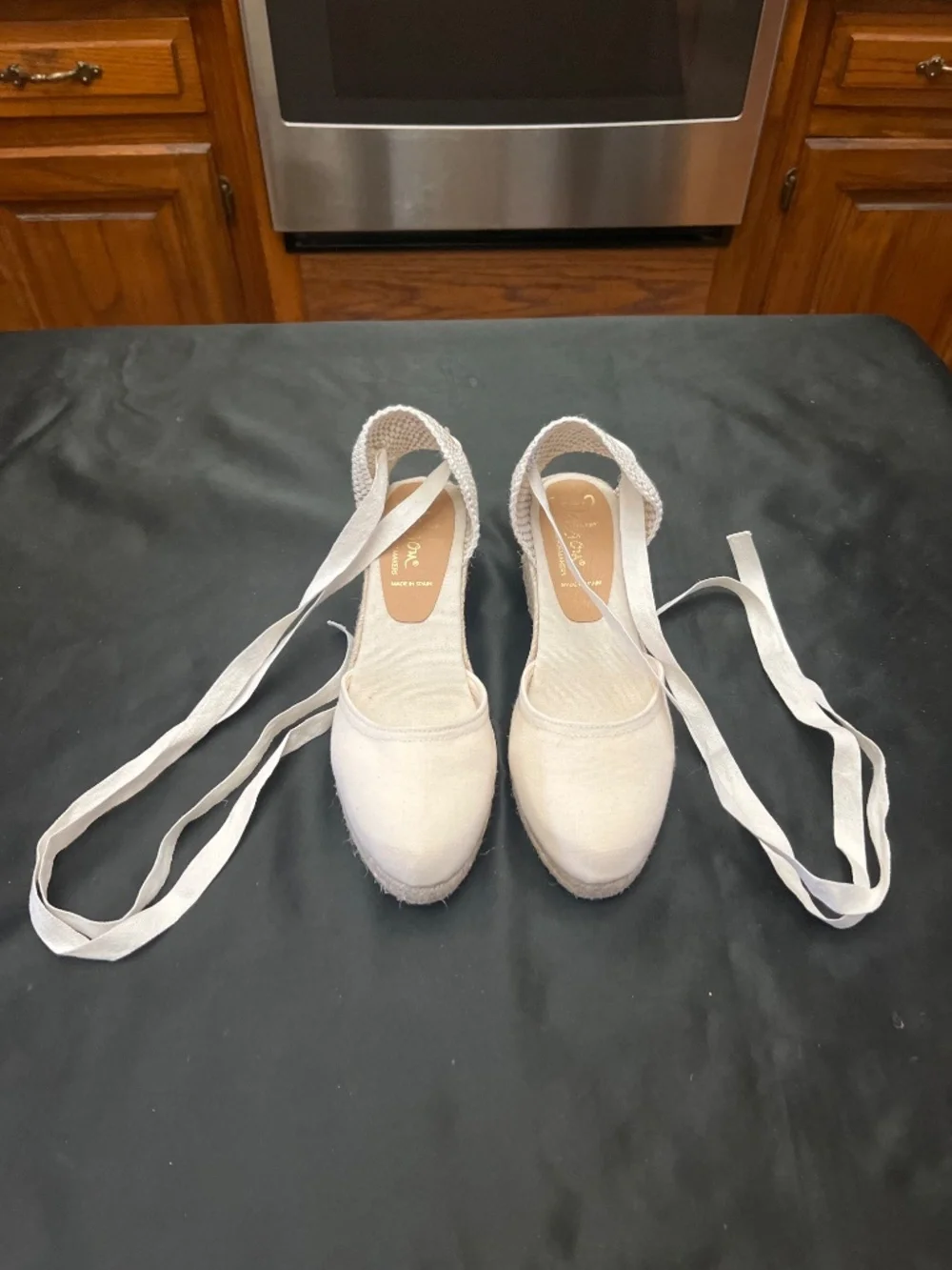 NWOT Cream Color Dalson Brand Espadrille Shoes With Ankle Ties.  Sz. 9.